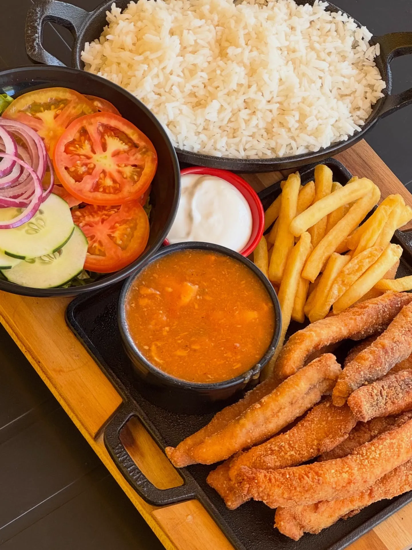 Bandeja com filé à milanesa, arroz, batata frita, salada e molhos do Flavia's Restaurante