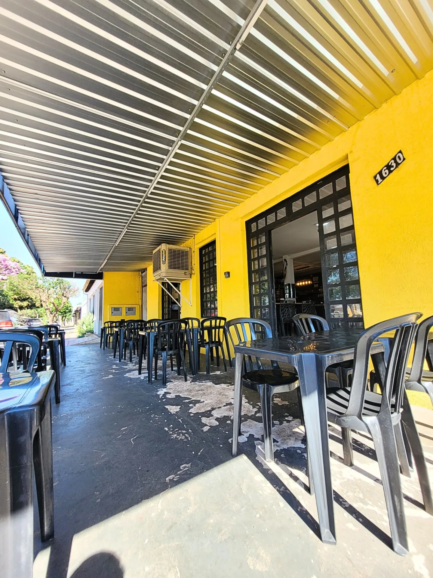 Área externa com mesas para atendimento presencial no Flavia's Restaurante em Campo Grande