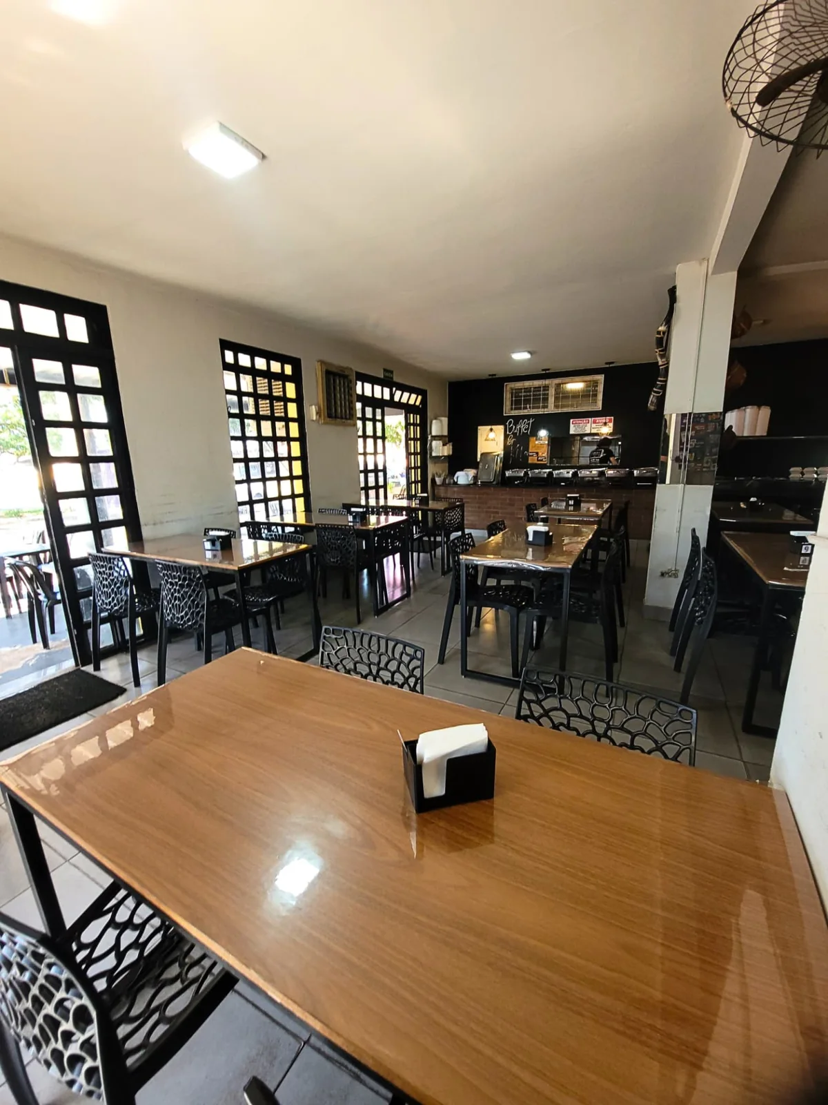 Mesas preparadas para o almoço por quilo no Flavia's Restaurante na Avenida Marechal Deodoro