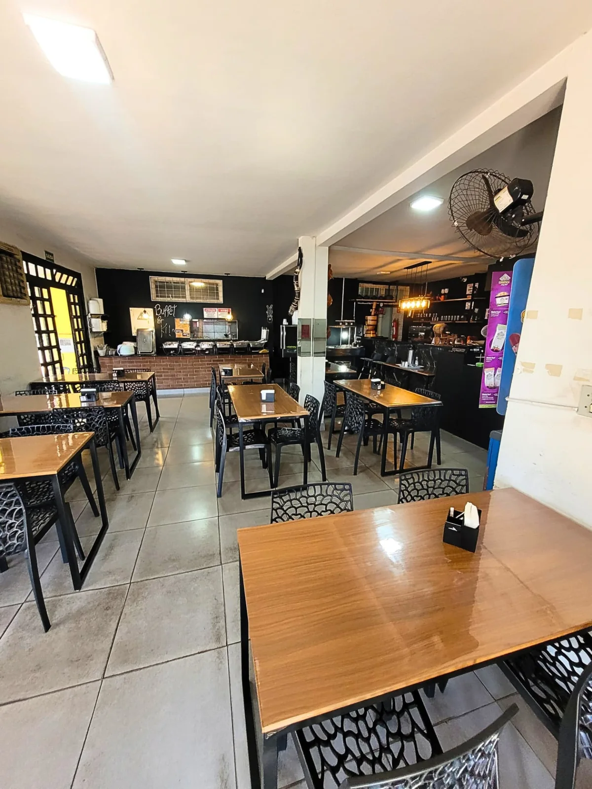 Salão do restaurante brasileiro Flavia's no bairro Coophamat em Campo Grande