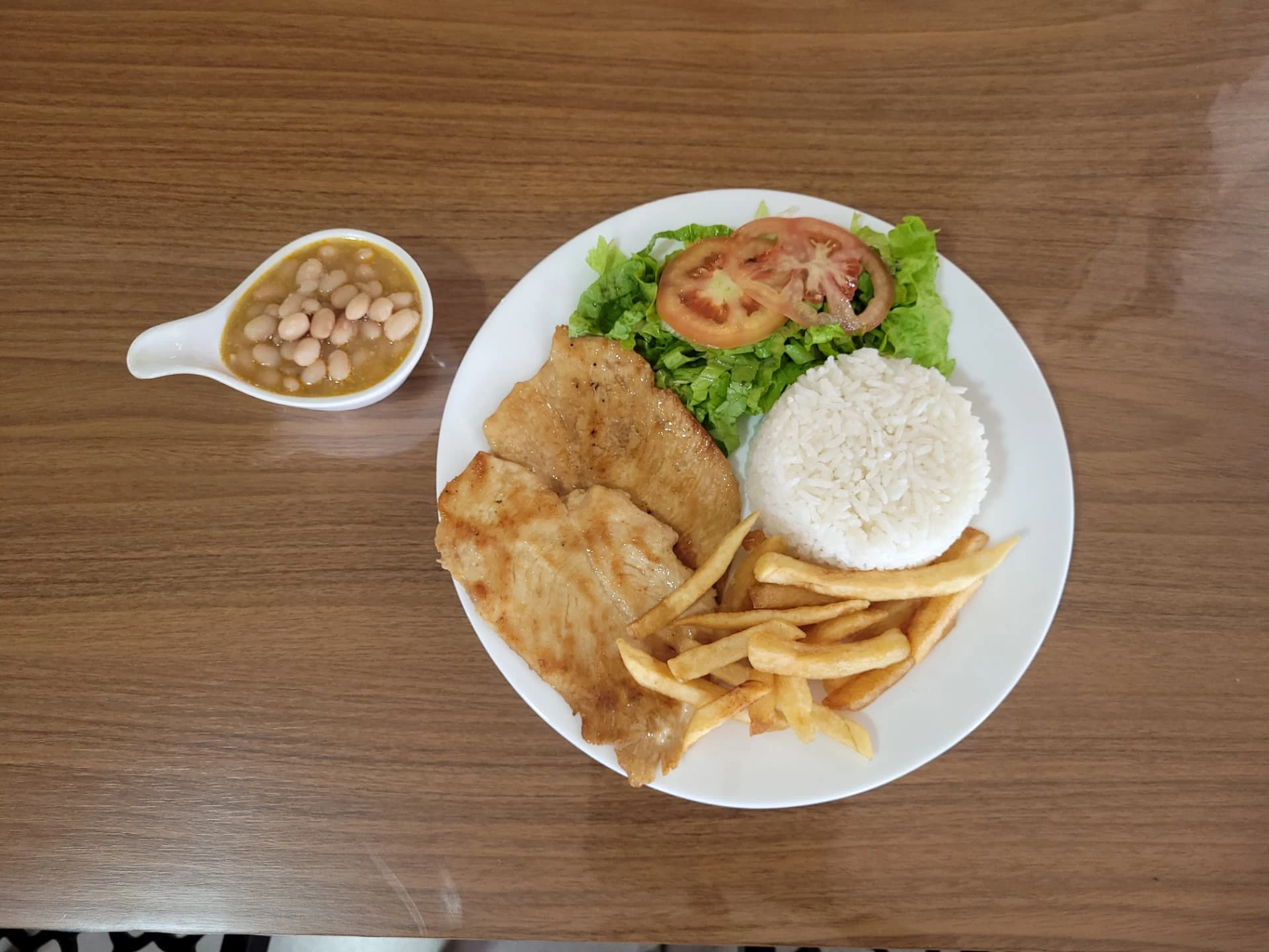 Prato de marmitex do Flavia's Restaurante com arroz, batata frita, salada, feijão e carne em Campo Grande