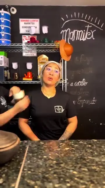 Marmitex sendo preparado no balcão do Flavia's Restaurante